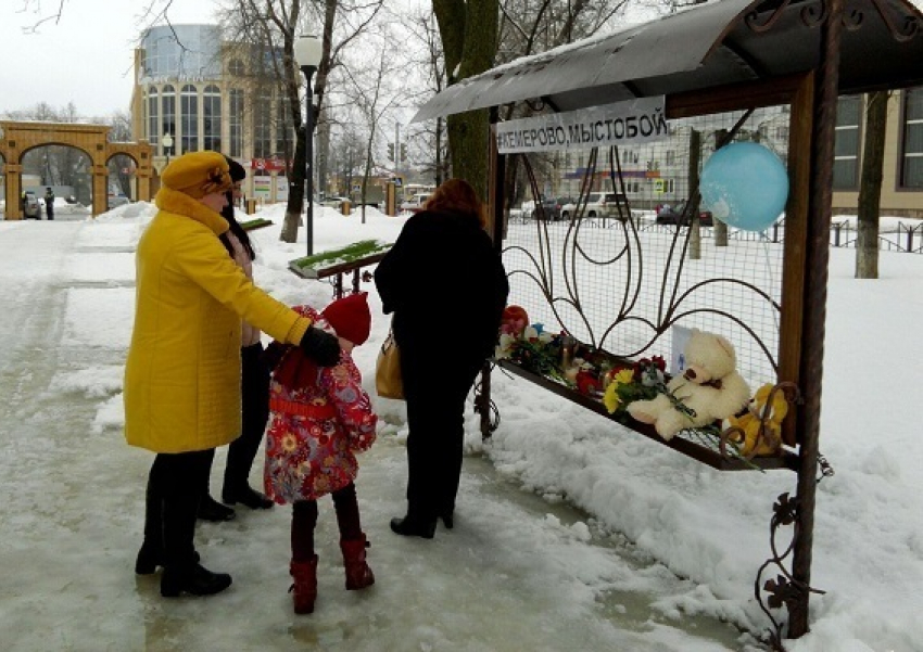 В Борисоглебске жители продолжают нести цветы, игрушки и свечи к месту скорби