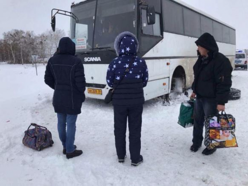 В Грибановском районе сотрудники ГИБДД помогли замерзающим на трассе людям