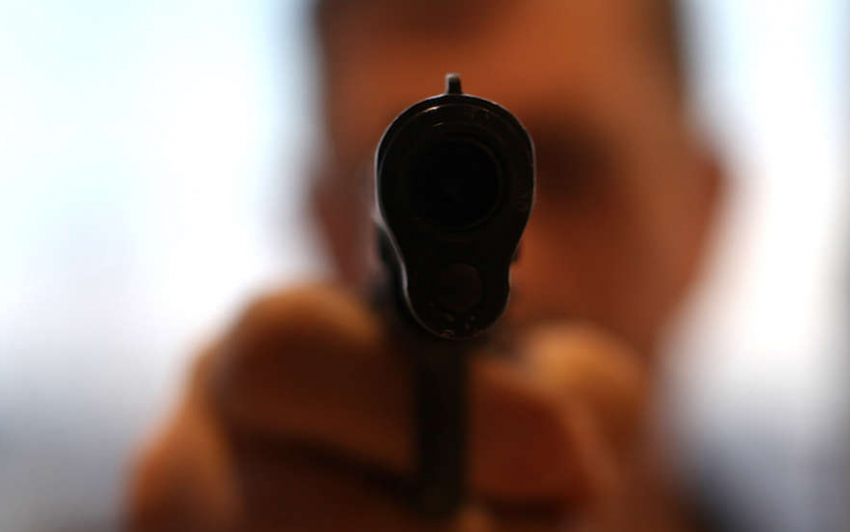 Житель Терновского района угрожал полицейским пистолетом