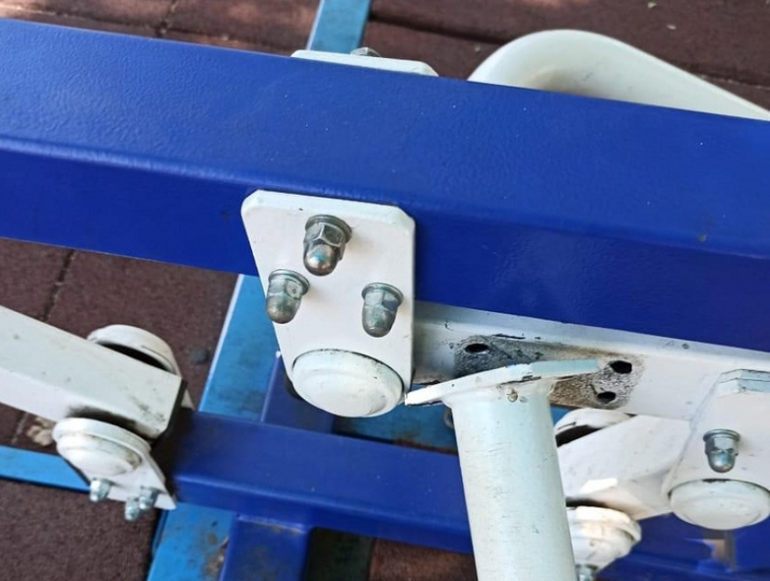 Борисоглебские вандалы сломали тренажер в парке «Южный»