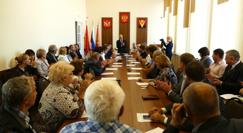  Борисоглебские депутаты  проводили друг друга аплодисментами