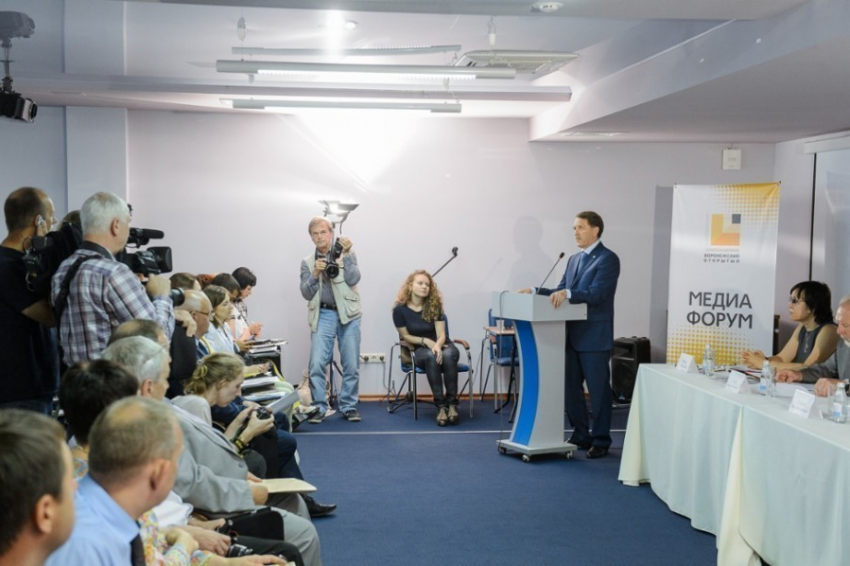 Губернатор Воронежской области пожурил информационные порталы за «чернуху»  и высказался за сохранение районных СМИ