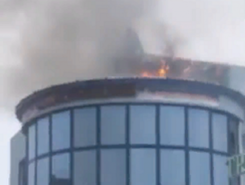 Пожар из-за короткого замыкания уничтожил 50 квадратных метров крыши магазина в Борисоглебске