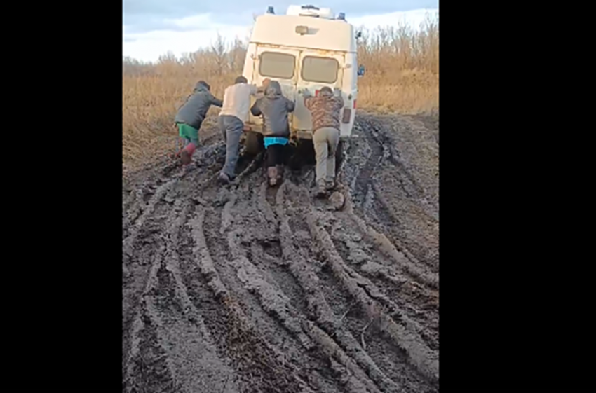 Народный фронт приехал в село Воронежской области, где в бездорожье застревает даже скорая помощь