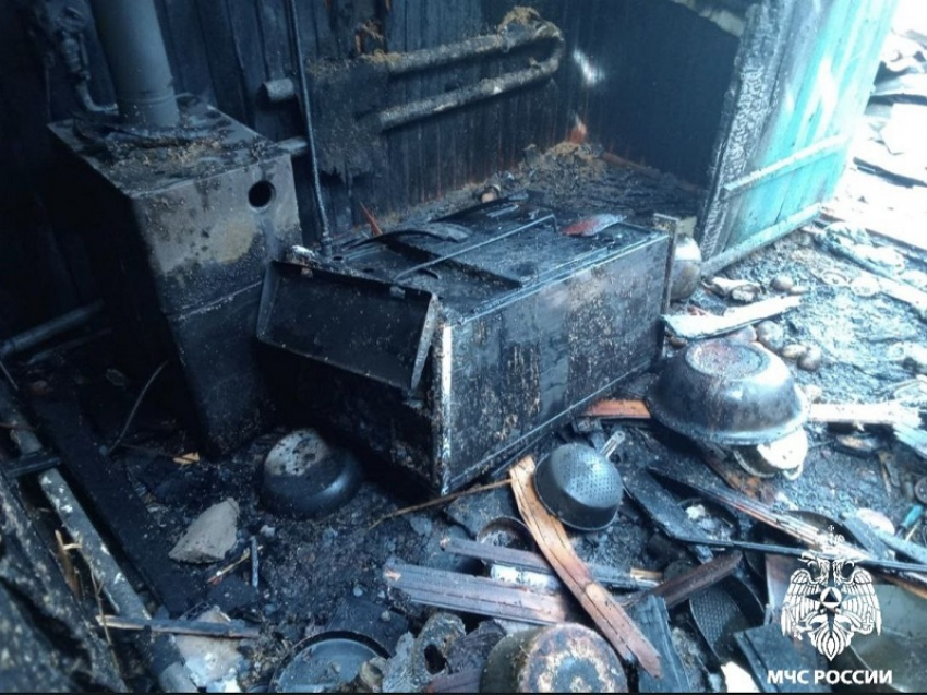 Из-за забытой на плите сковороды с маслом в Терновском районе сгорел дом