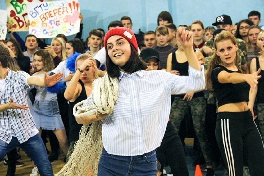 Борисоглебские студенты получили заряд энергии и поздравления с праздником на «Танцевальном батле»