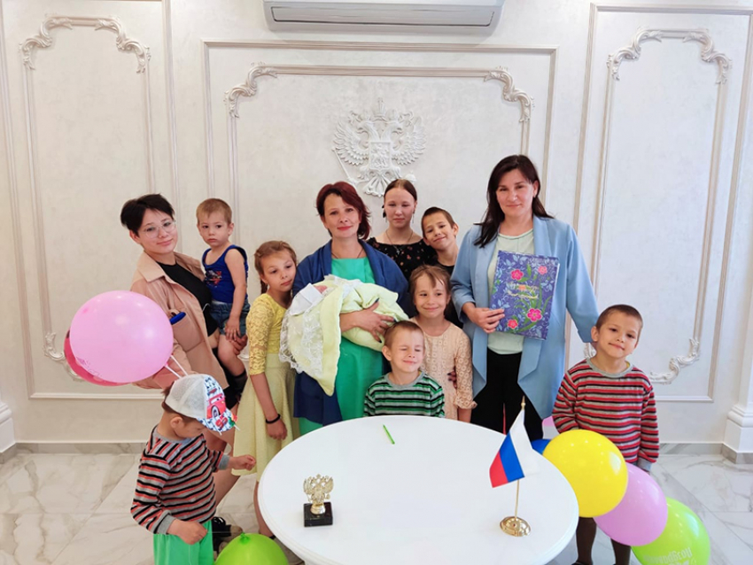 10-й ребенок в семье: в Борисоглебском отделе ЗАГС прошла необычная регистрация