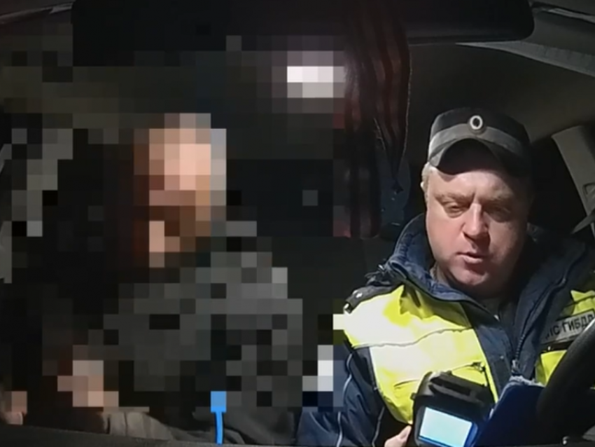 Пьяный водитель нецензурно удивился своему состоянию в автомобиле автоинспекторов в Новохоперском районе