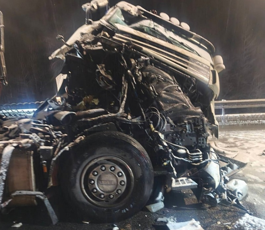 В массовом столкновении грузовиков под Борисоглебском погиб один из водителей