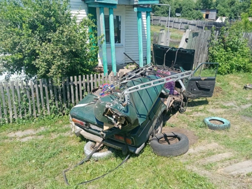 Полицейские показали, что осталось от ВАЗ после лобового столкновения с трактором в Новохоперском районе