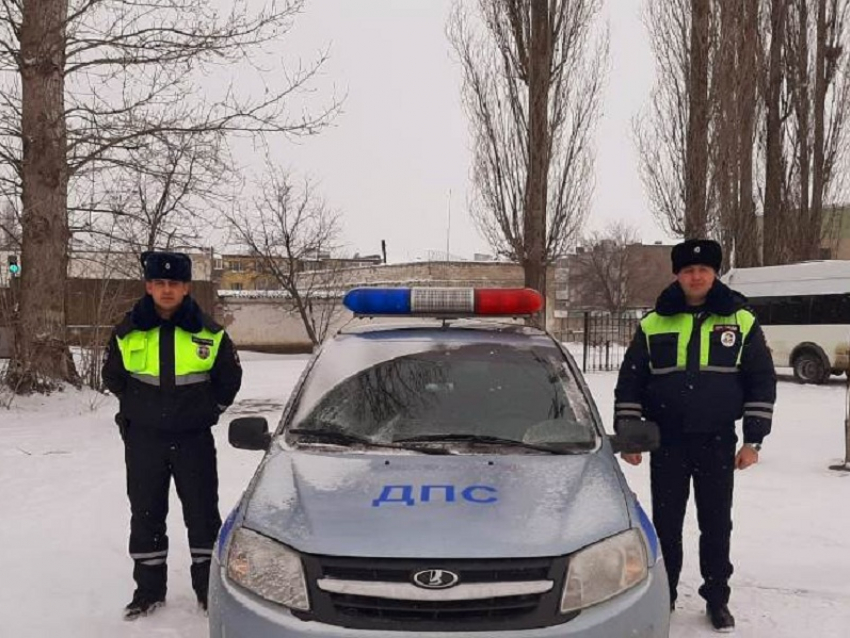 В Терновском районе сотрудники ДПС помогли автомобилисту в непростой ситуации