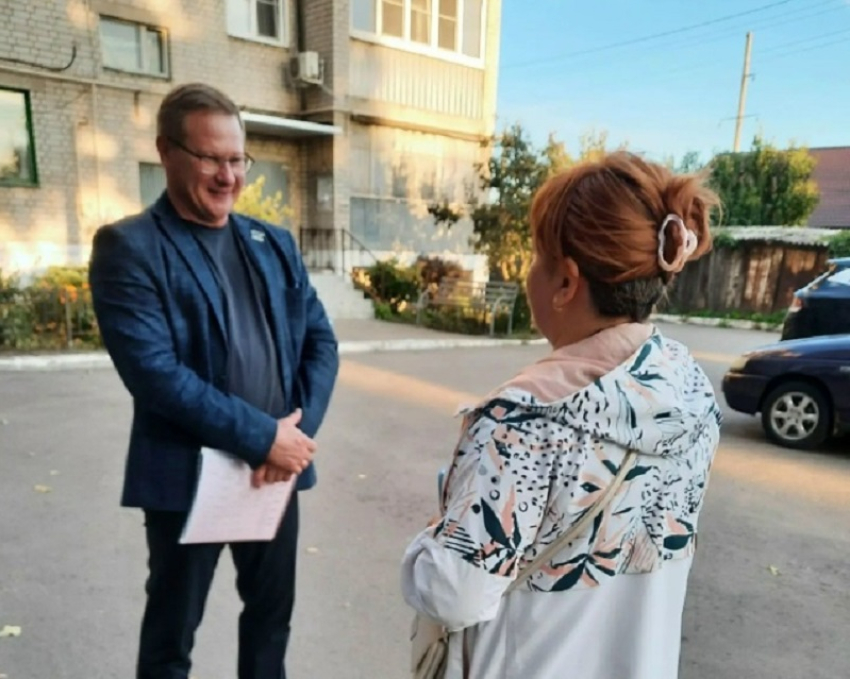 Константин Недорезов обсудил установку детской площадки с руководителем ТОС