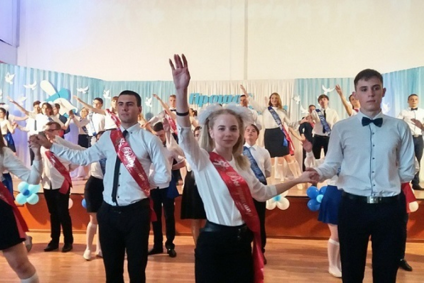 Стали известны даты проведения последних звонков и выпускных вечеров  в российских школах 