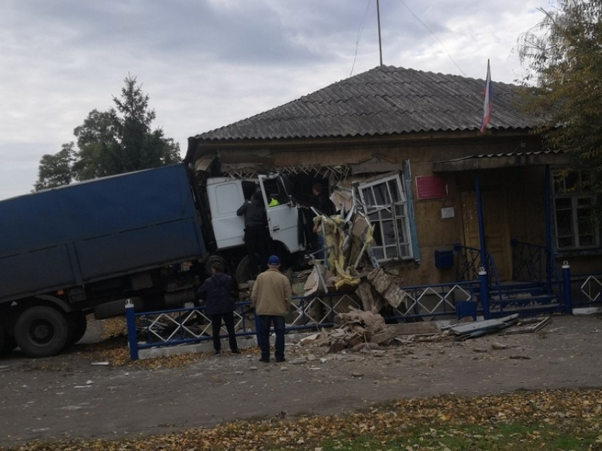 В Новохоперском районе дальнобойщик потерял сознание за рулем и въехал в здание поселковой администрации
