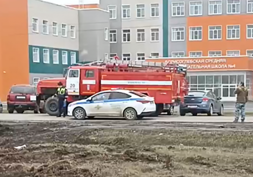 МЧС, полиция, скорая помощь: что произошло возле самой новой школы Борисоглебска