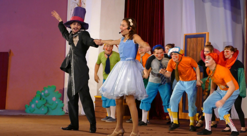 Алиса, Безумный Шляпник и Черная Королева исполнили хиты российской эстрады на сцене Борисоглебского драмтеатра