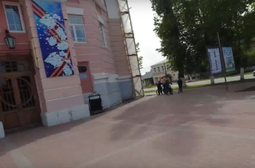 В центре Борисоглебска юные велосипедисты «развлекаются", демонстрируя водителям  средний палец