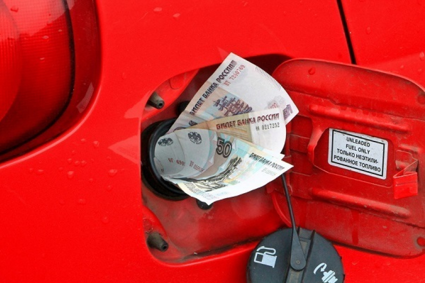 Рост цен на бензин отбирает у россиян недавние прибавки к пенсиям и зарплатам