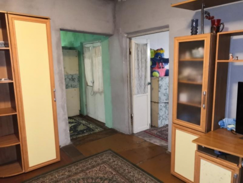 Следователи показали дом, в котором мать убила младенца в Грибановке