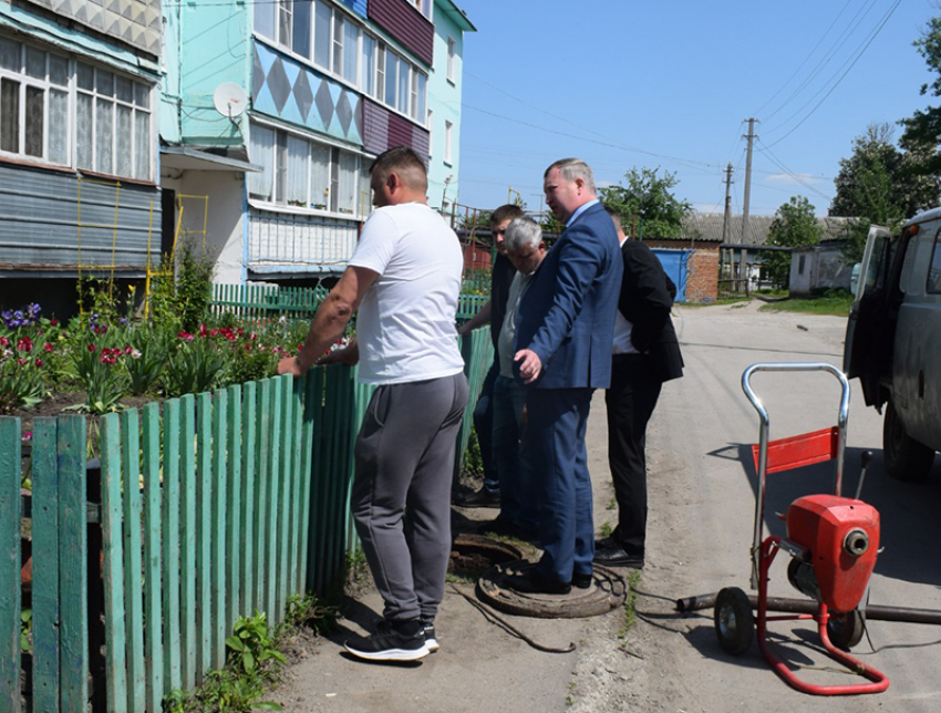  После публикации «Блокнота» с жалобами жителей на место коммунальной аварии в пгт Грибановский приехал глава района В. Мамаев