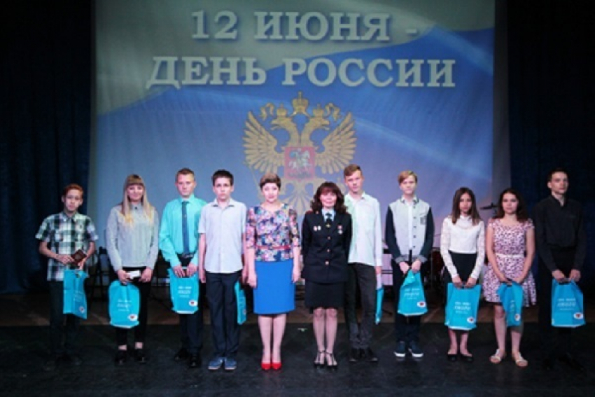 В Борисоглебске торжественно наградили отличившихся и вручили паспорта молодым гражданам