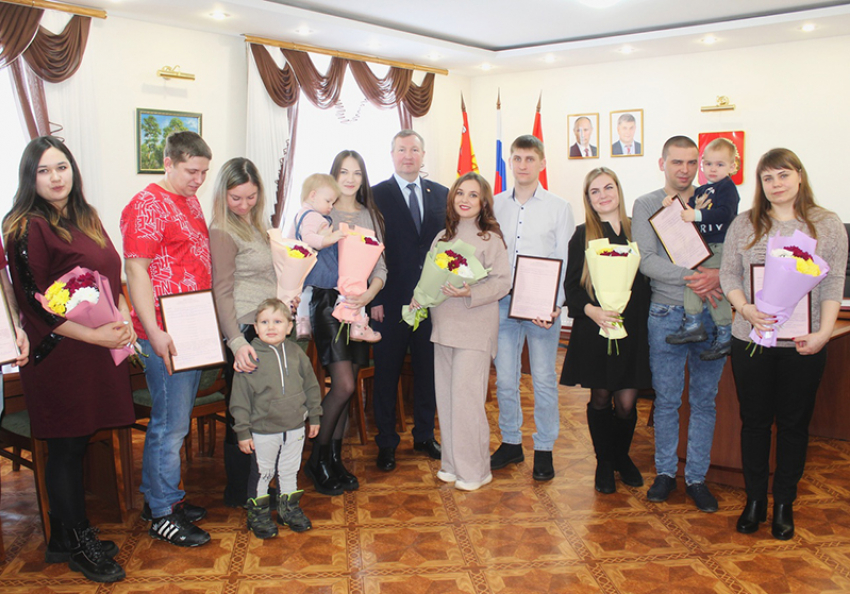 12 молодых семей Грибановского района получили сертификаты на приобретение жилья 
