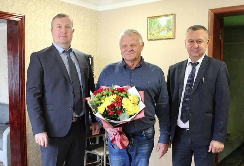 Вячеслав Мамаев поздравил грибановского Героя труда с днем рождения