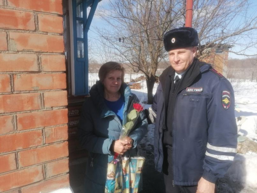 Вдов погибших при исполнении сотрудников полиции поздравили с 8 марта в Борисоглебске