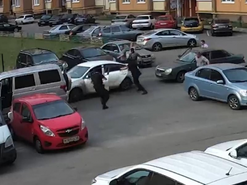 Опубликовано видео спецоперации по задержанию молодых наркобаронов в Воронеже