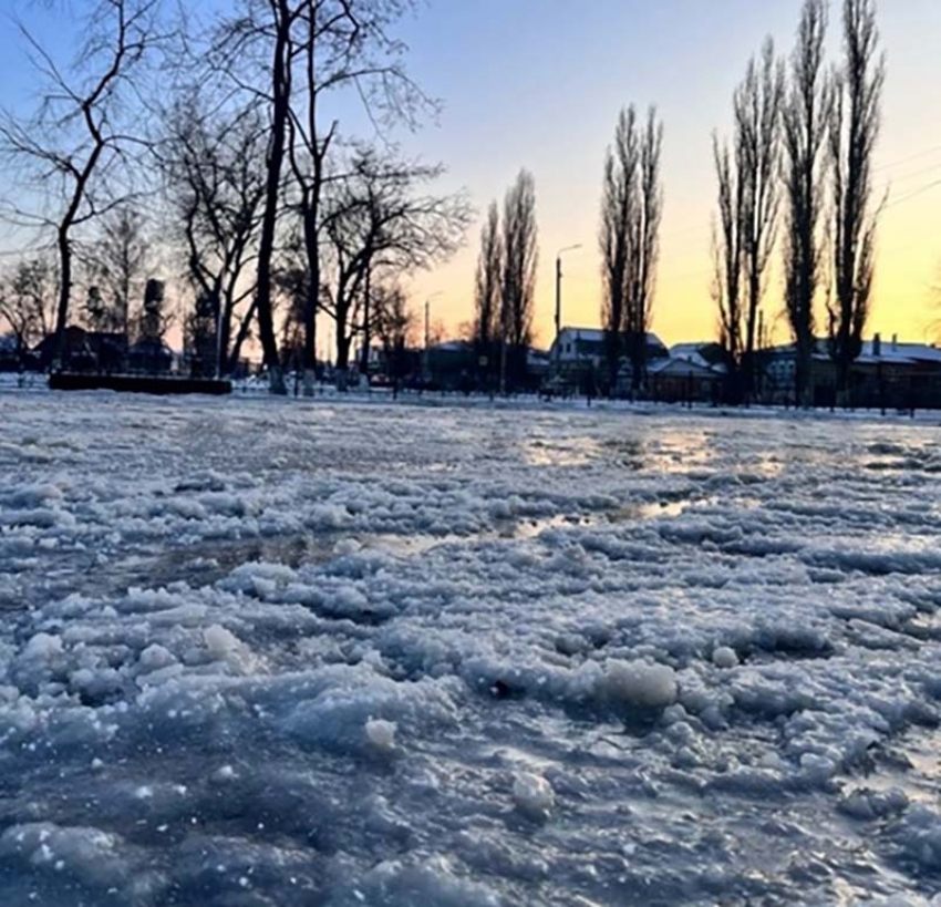 Заливальщики: у администрации Борисоглебска спросили, почему каток в Театральном парке похож на стиральную доску 
