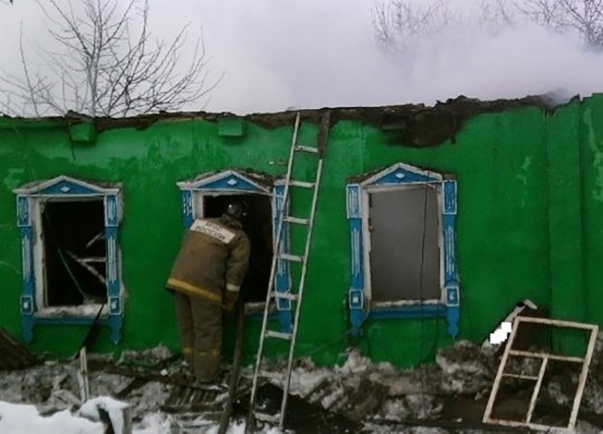 В Новохоперском районе сгорел жилой дом, есть пострадавший 
