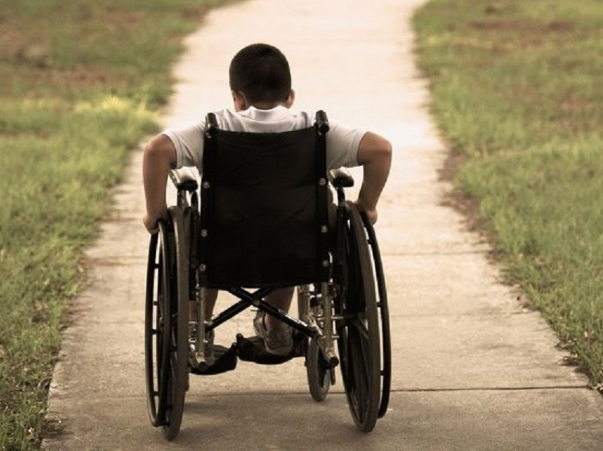 Пособия по уходу за детьми с инвалидностью повысили до 10 тыс. рублей