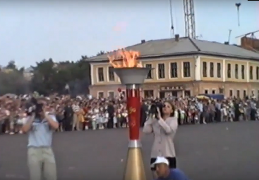  Стоп-кадр из прошлого: Олимпийский огонь на центральной площади Борисоглебска