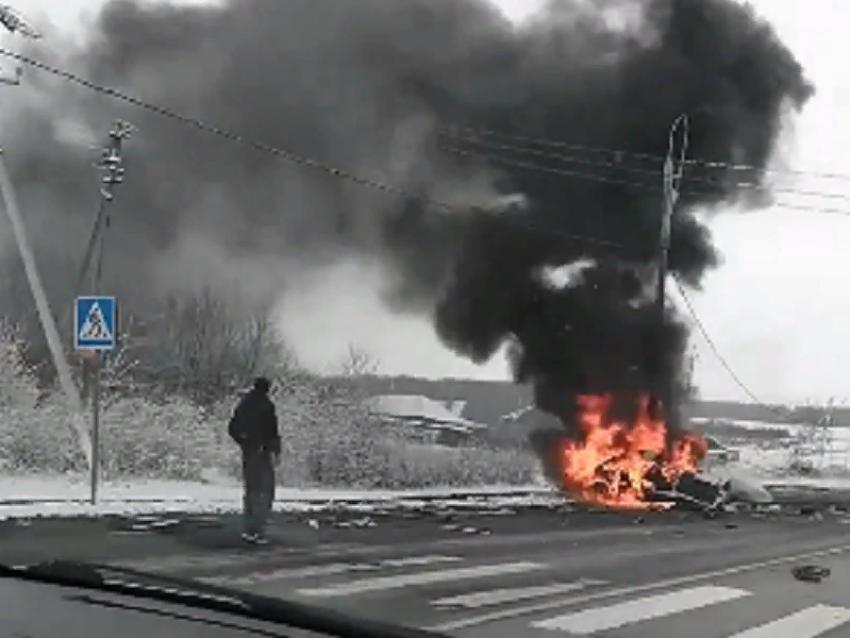 Полыхающую машину новохоперца после смертельного ДТП сняли на трассе