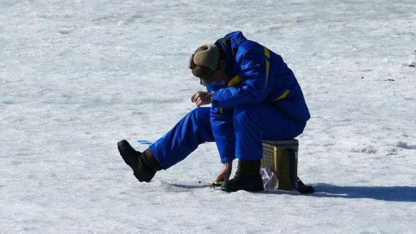 Любители зимней рыбалки в Борисоглебске  продолжают выходить на опасный лед
