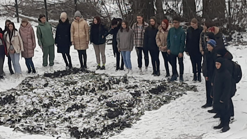 Борисоглебские студенты сплели первую маскировочную сеть для бойцов СВО