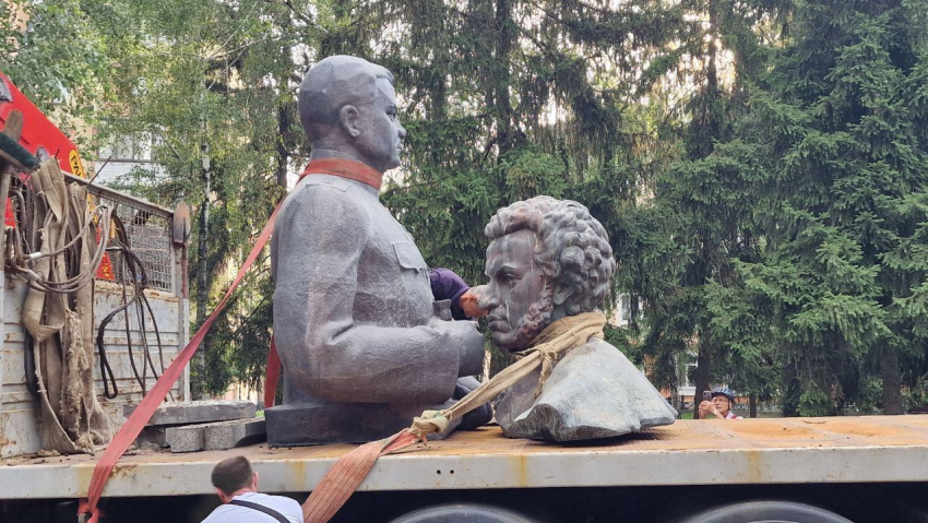 В Полтаве демонтировали памятники Пушкину и уроженцу Воронежской губернии генералу Ватутину