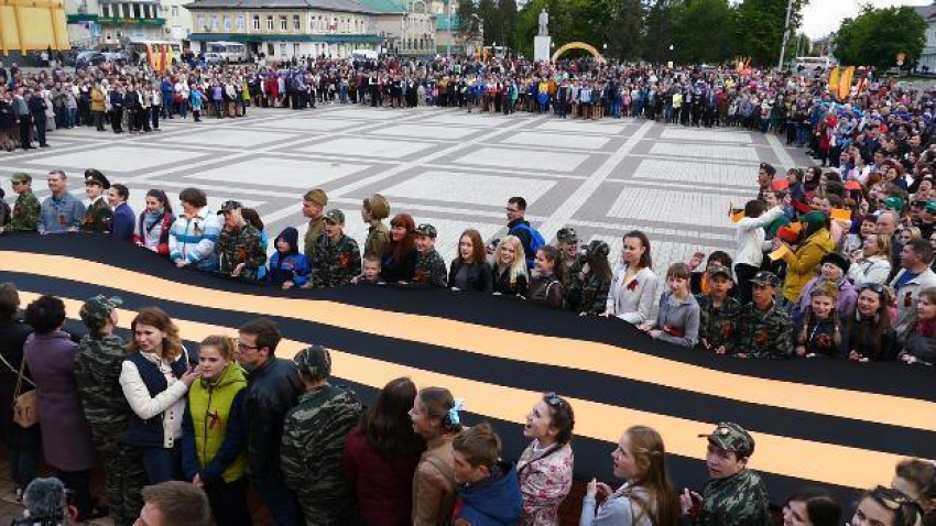 Музыкальный флешмоб в честь Дня Победы прошел на центральной площади Борисоглебска 