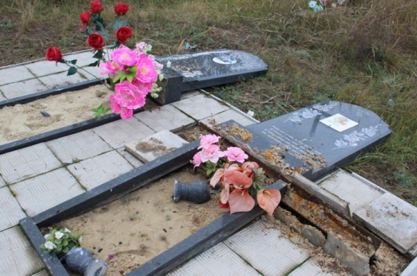 В Новохопёрском районе неизвестные разгромили кладбище