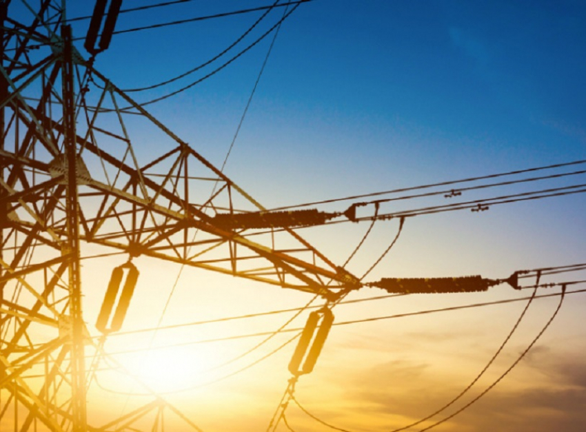 Сильный ветер и снегопад спровоцировали перебои с электроснабжением в Воронежской области