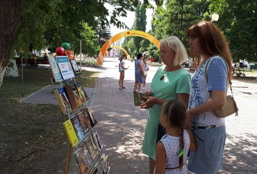 «Библиодесант» высадился в центральном сквере Борисоглебска