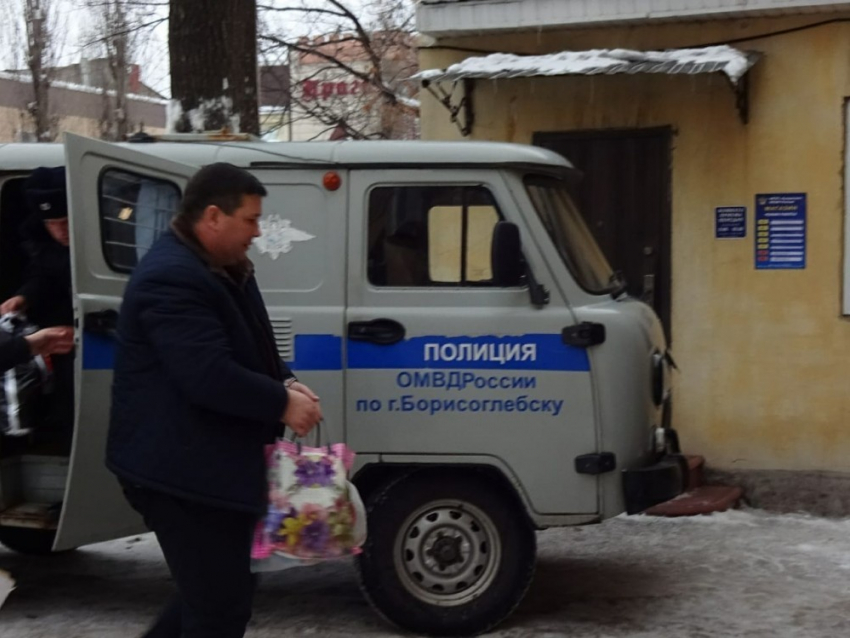Прибытие в СИЗО Борисоглебска задержанного начальника грибановской полиции попало на фото
