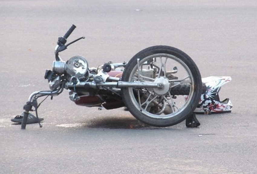 В Борисоглебске несовершеннолетний мотоциклист врезался в нарушивший правила автомобиль