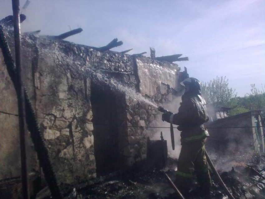 В Терновском районе полностью сгорел жилой дом: есть пострадавшие