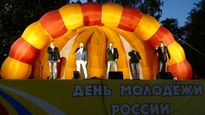 В честь Дня молодежи на центральной площади Борисоглебска целый час пели «Булановские мальчики»