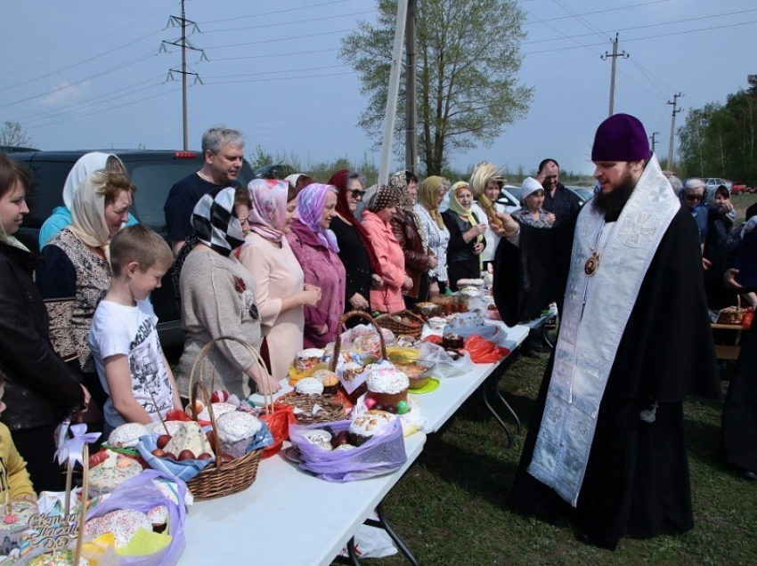 Епископ Сергий лично освятил куличи в пяти Борисоглебских храмах