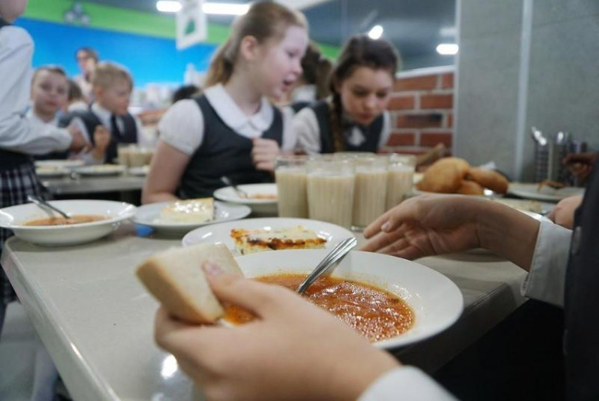 Родителям борисоглебских школьников рассылают опросы по оценке питания