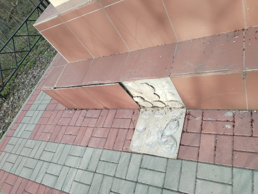 С братской могилы в Борисоглебском округе отваливается плитка:состояние - «хорошее", по данным  местных властей