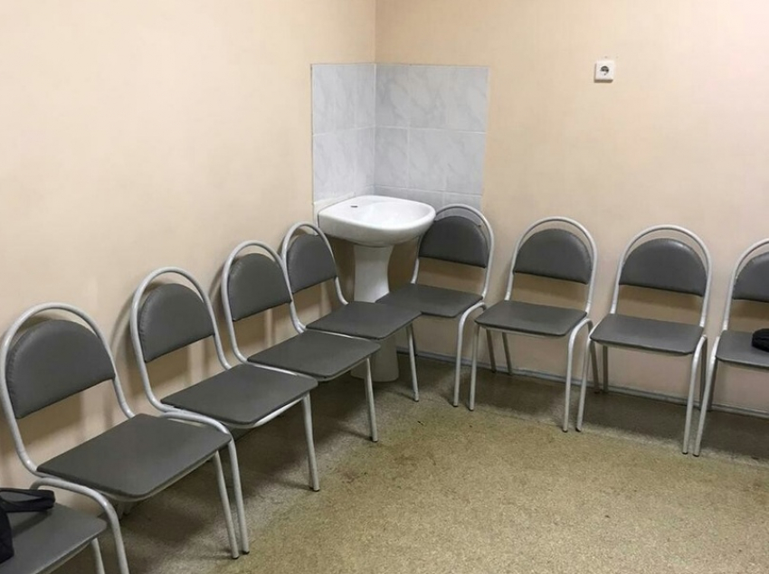 В Борисоглебске посетители флюорографического кабинета сфотографировали необъяснимую раковину