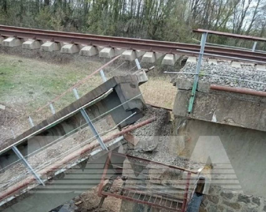 В Курской области диверсанты подорвали опору железнодорожного моста 